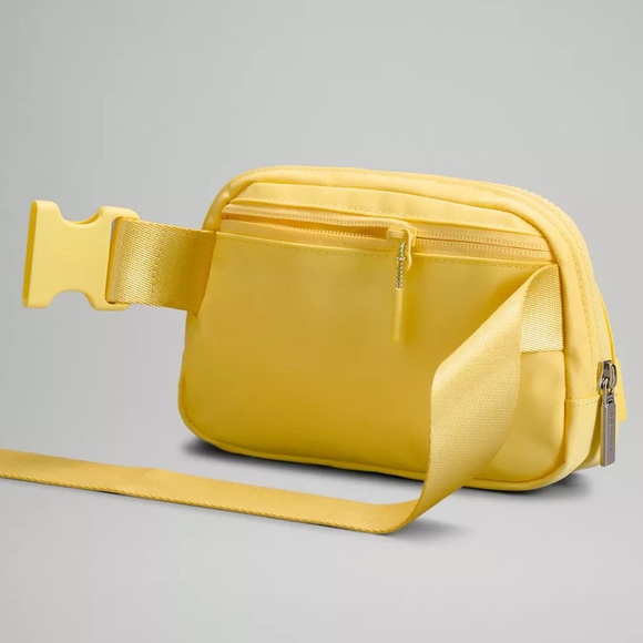 LAST ONE❗️Lululemon Everywhere Belt Bag Sunray ☀️ 🏖 - Picture 3 of 9